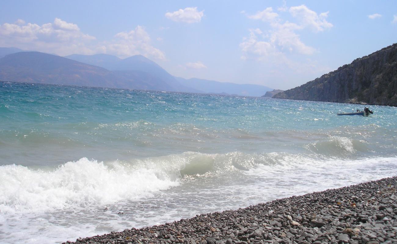 Photo de Prosakos beach avec caillou clair de surface