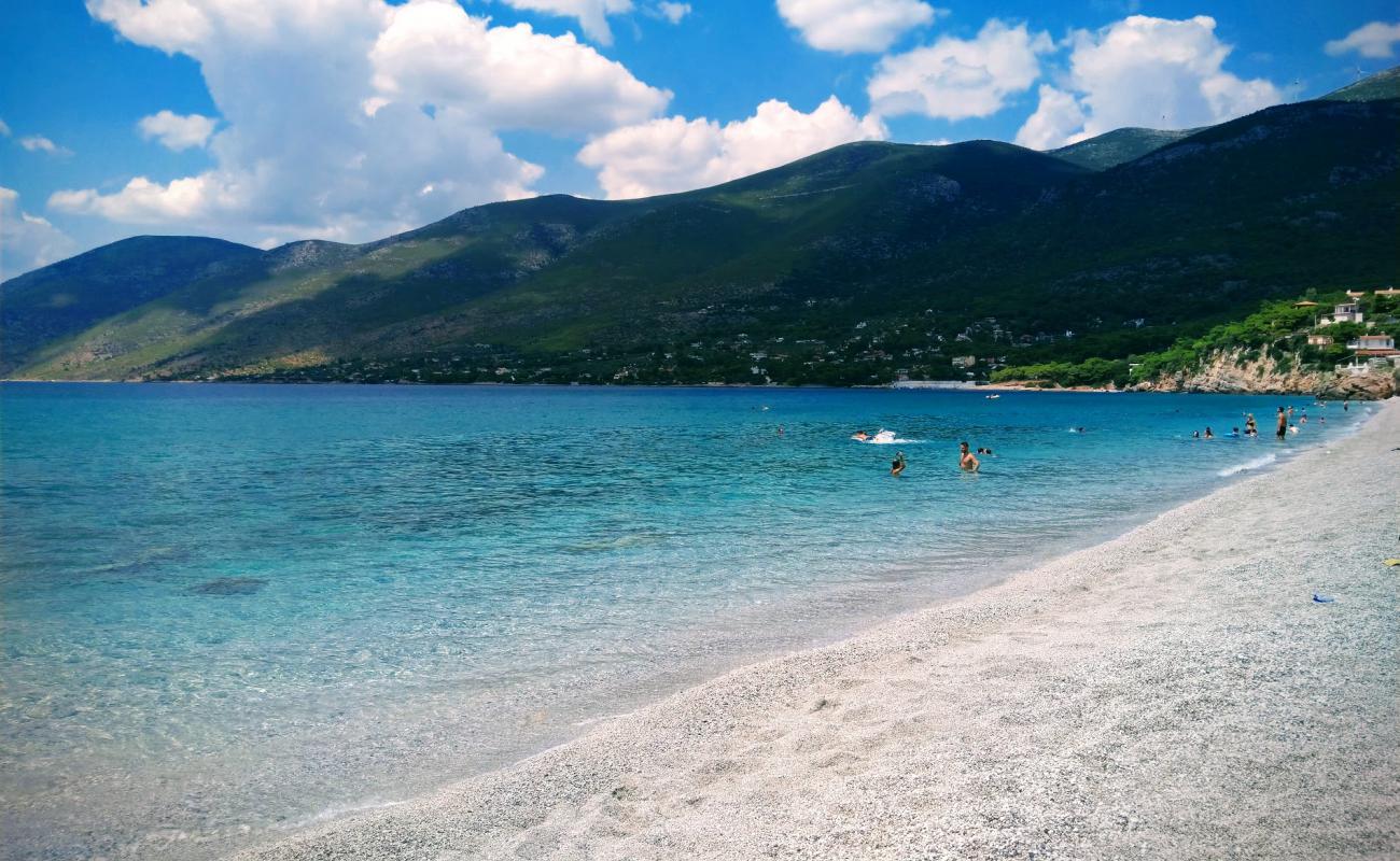 Photo de Plage de Porto Germeno avec caillou fin clair de surface