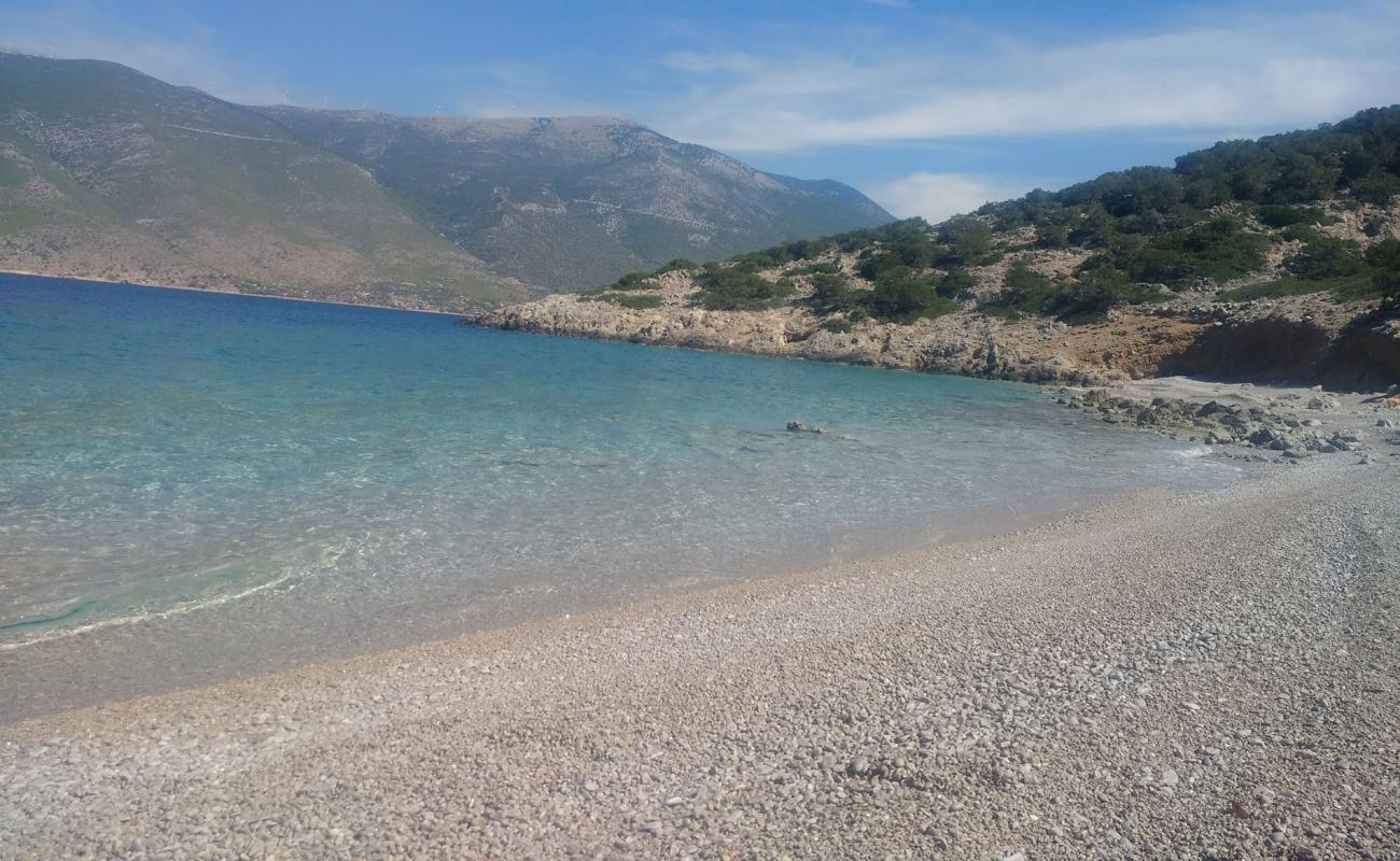 Photo de Porto Germeno 2nd secret beach avec petits galets beige de surface