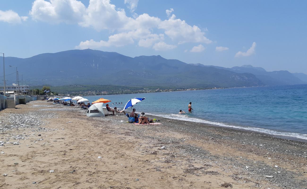 Photo de Alepochori beach avec sable noir avec caillou de surface