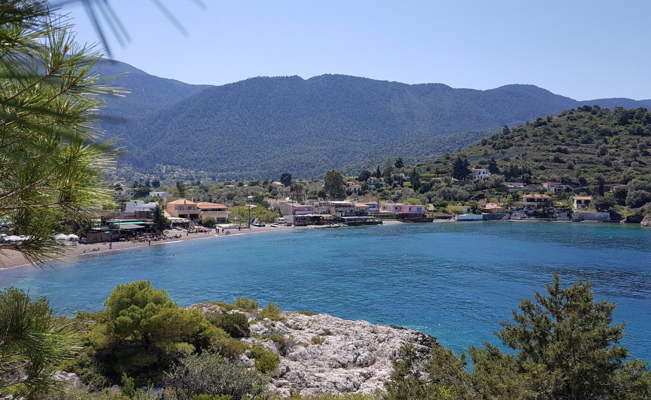 Photo de Agios Sotira beach avec caillou fin brun de surface