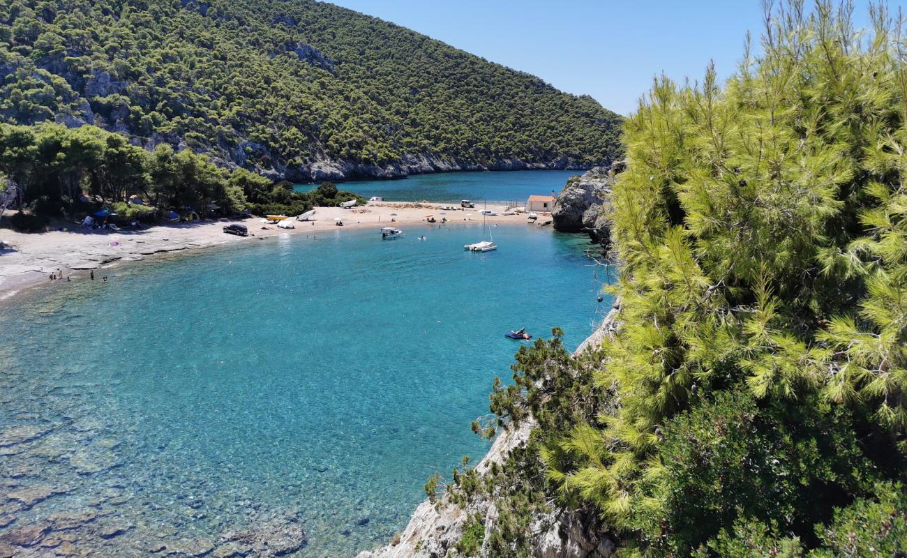 Photo de Mylokope beach avec caillou fin brun de surface