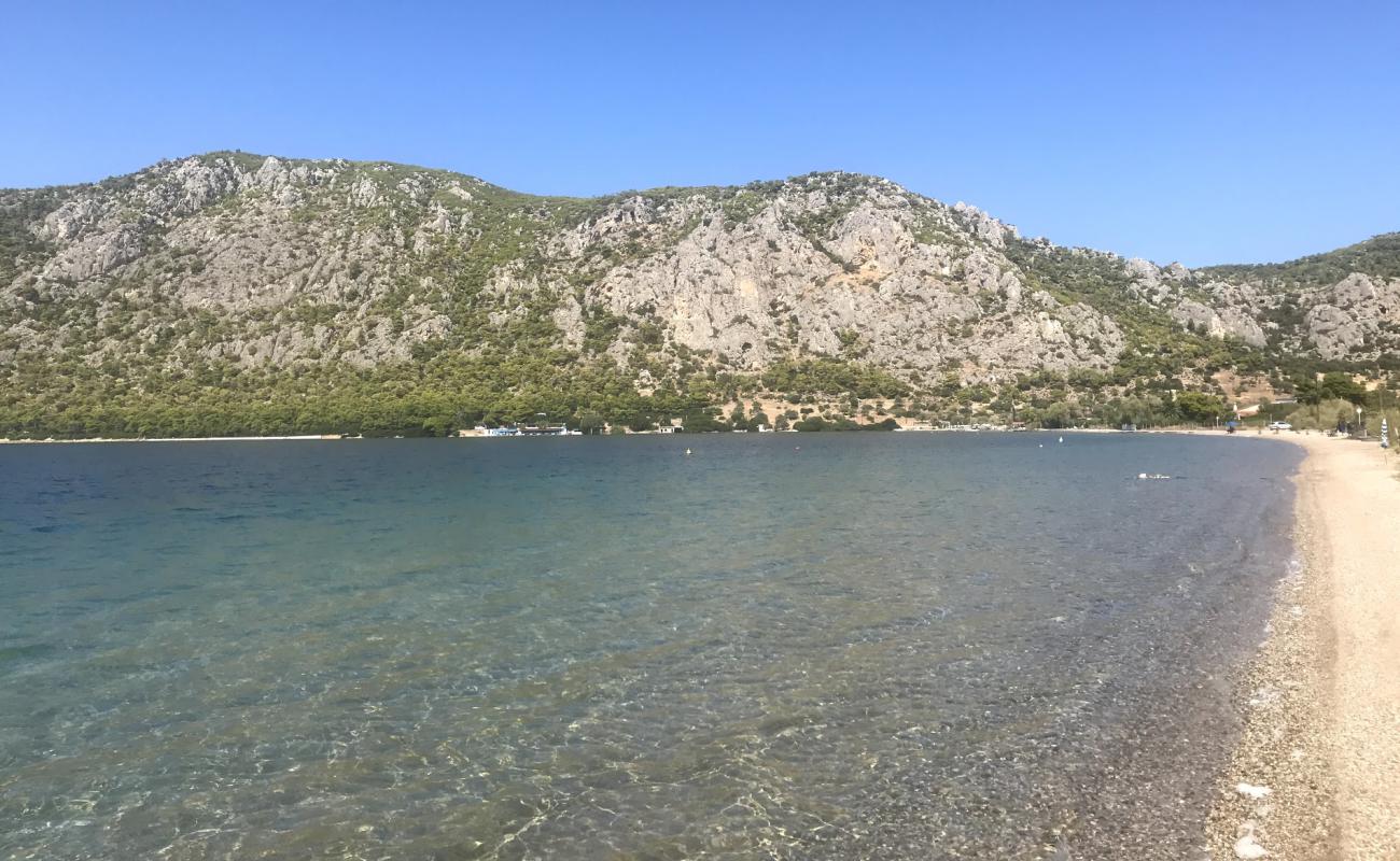 Photo de Niki's beach avec caillou fin brun de surface