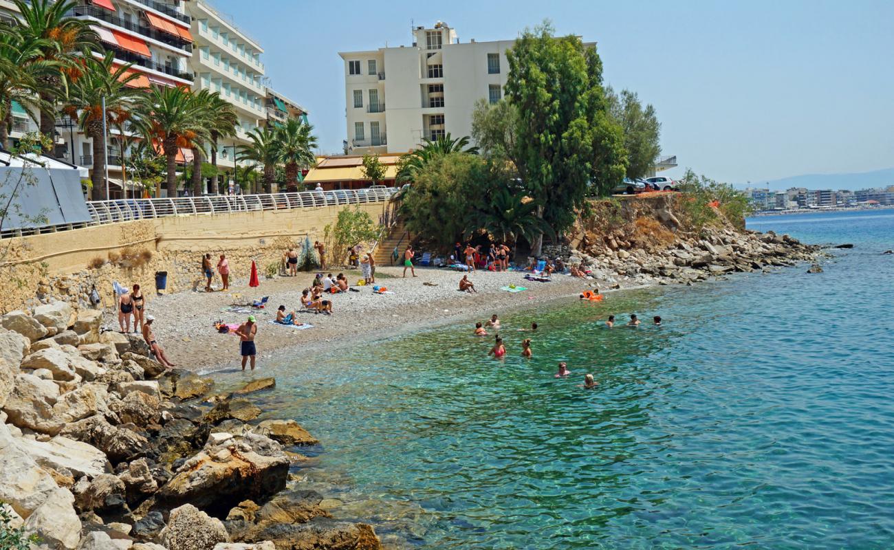 Photo de Loutraki small beach avec caillou fin gris de surface