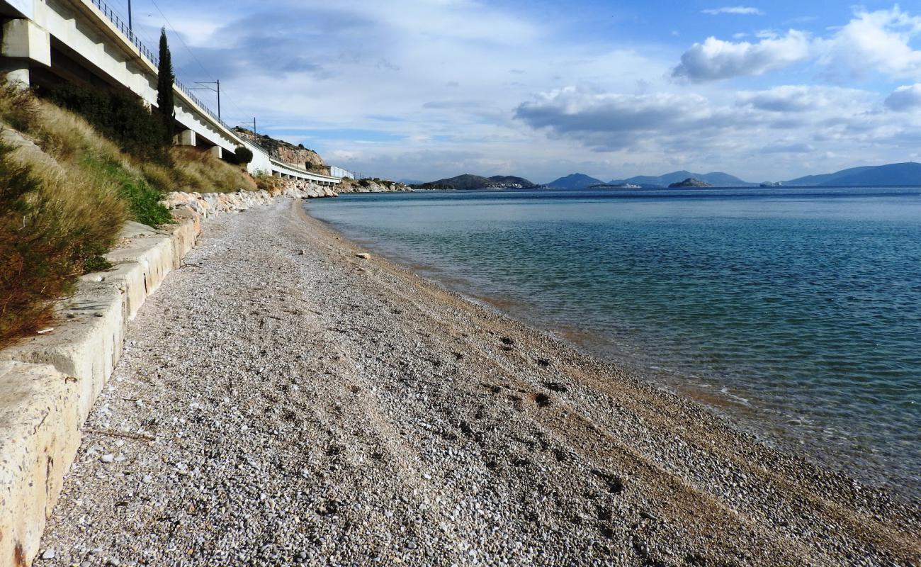 Photo de Vardaris 3rd beach avec caillou fin clair de surface