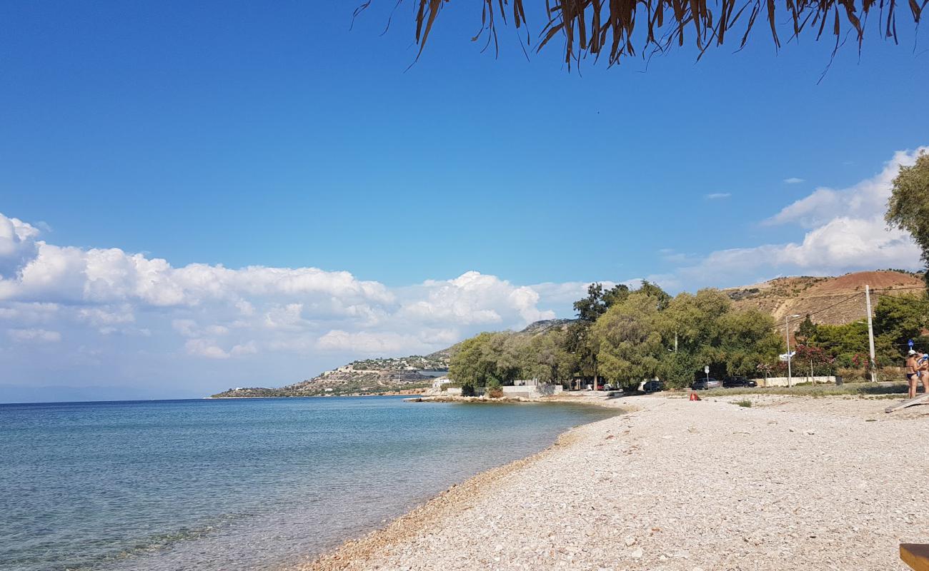 Photo de Megara beach avec petits galets beige de surface