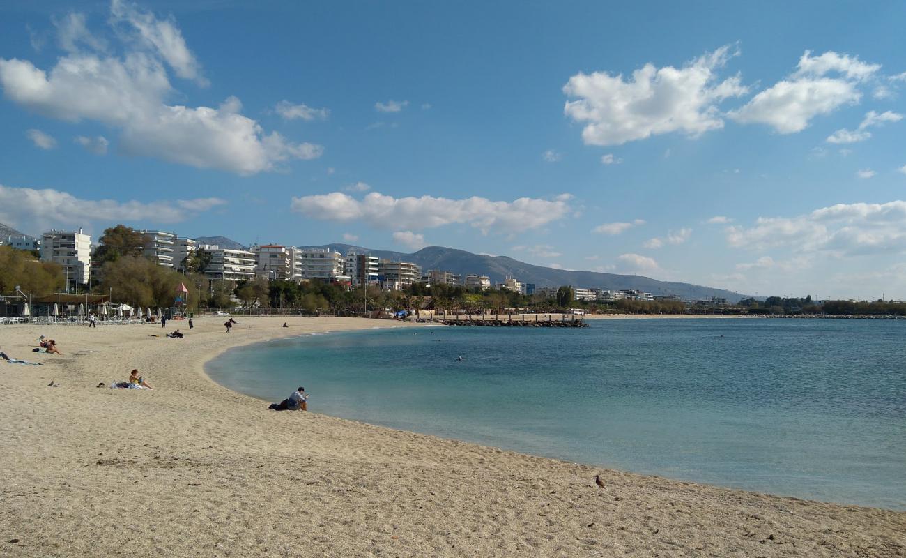 Photo de Plage de Kalamaki avec sable brun de surface
