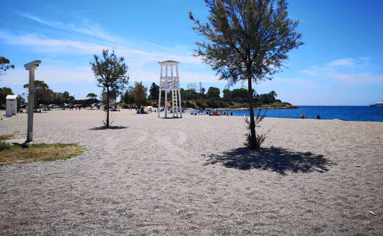 Photo de Glyfada II avec sable noir avec caillou de surface