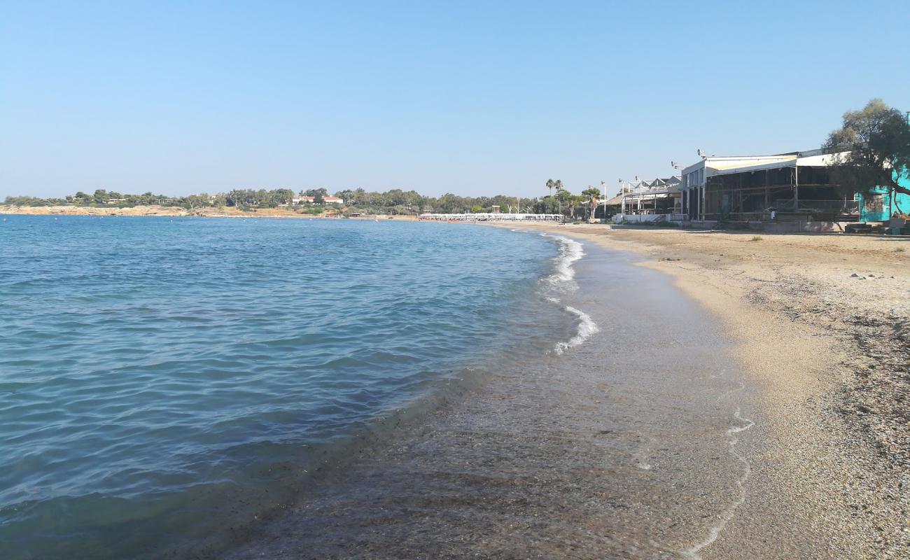 Photo de Voula beach avec sable brun de surface