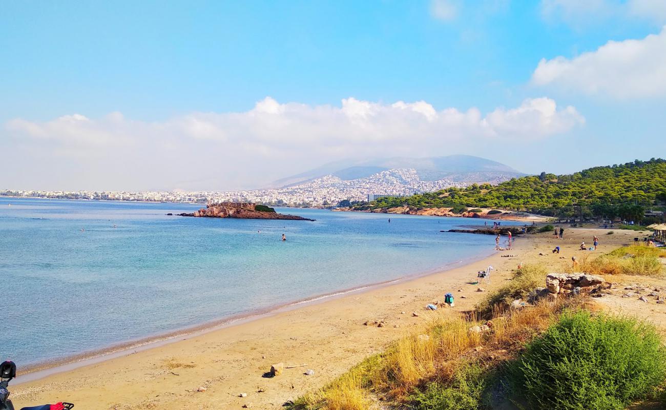 Photo de Kavouri beach avec sable brun de surface