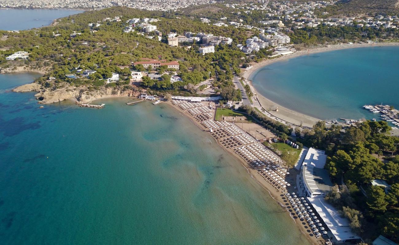 Photo de Asteras beach avec sable brun de surface