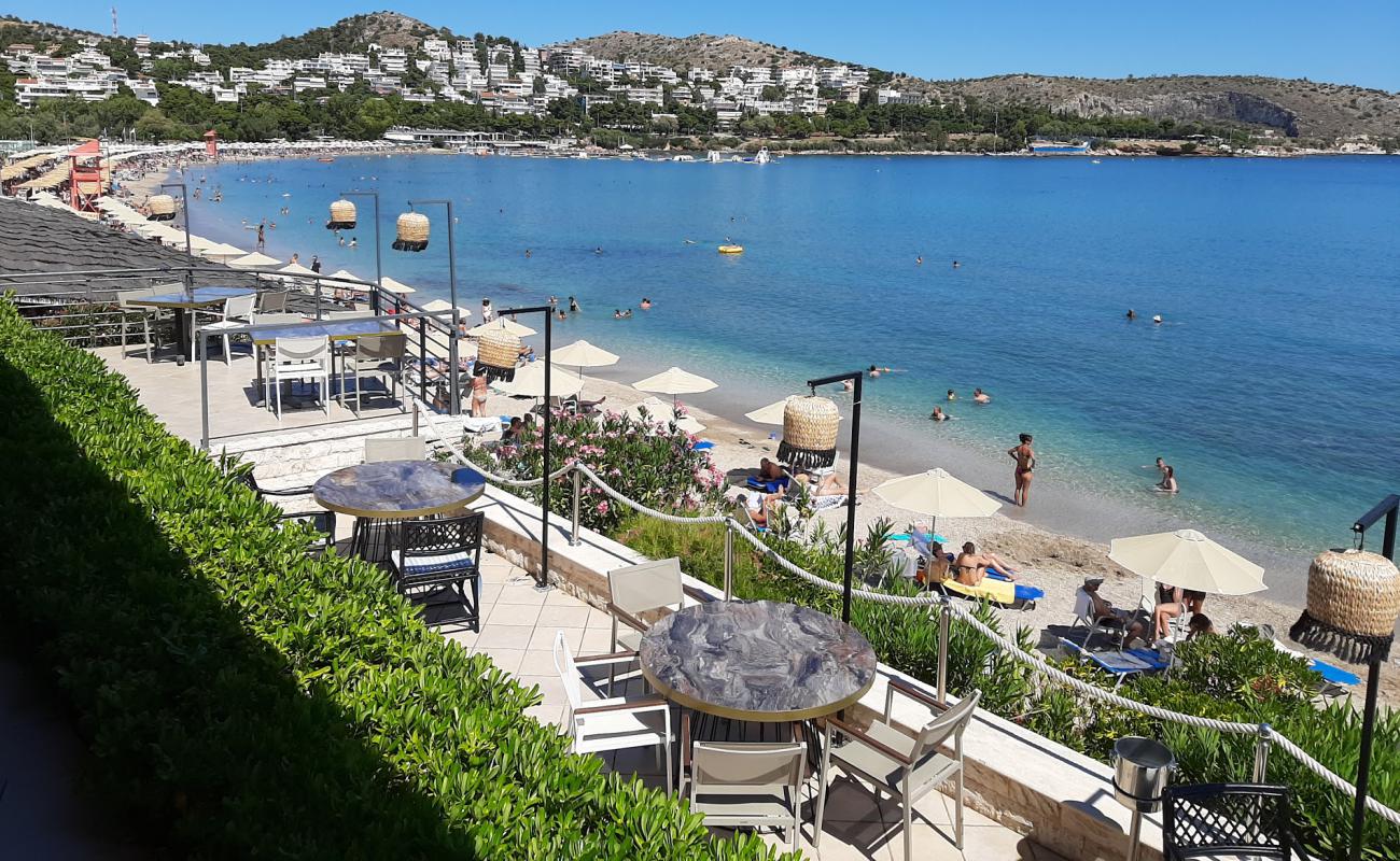 Photo de Akti Vouliagmenis beach avec sable gris de surface