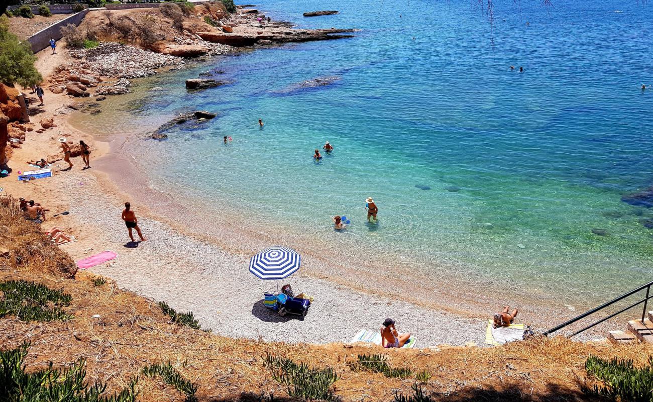 Photo de Vouliagmeni 2 beach avec sable gris de surface