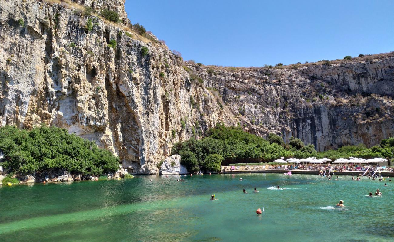 Photo de Vouliagmeni Lake avec béton de surface