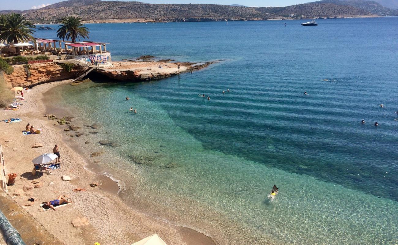 Photo de Varkiza mini beach avec sable brun de surface