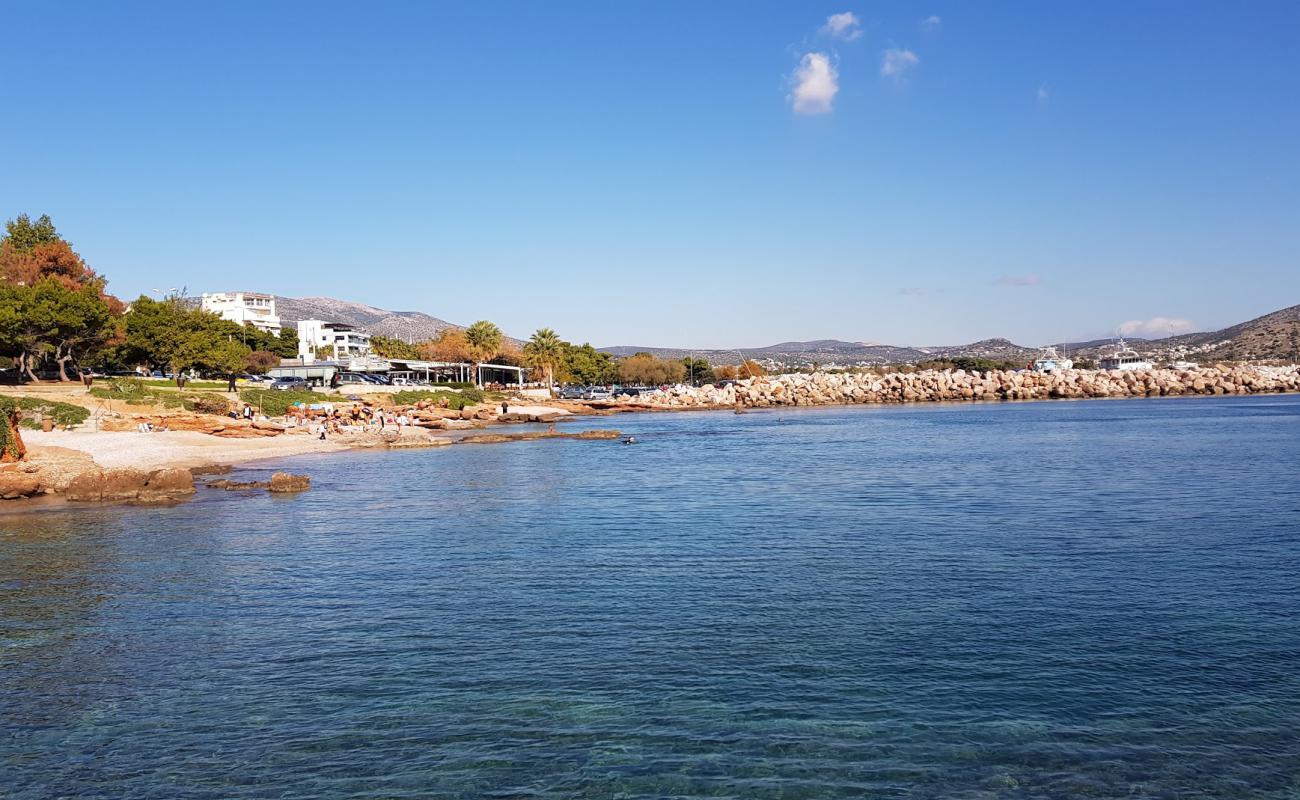 Photo de Varkiza harbours avec sable brun de surface