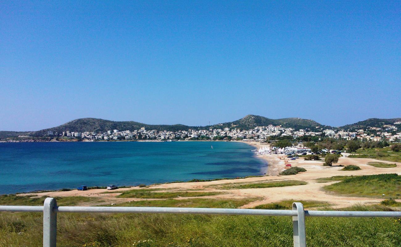 Photo de Varkiza main Beach avec sable brun de surface