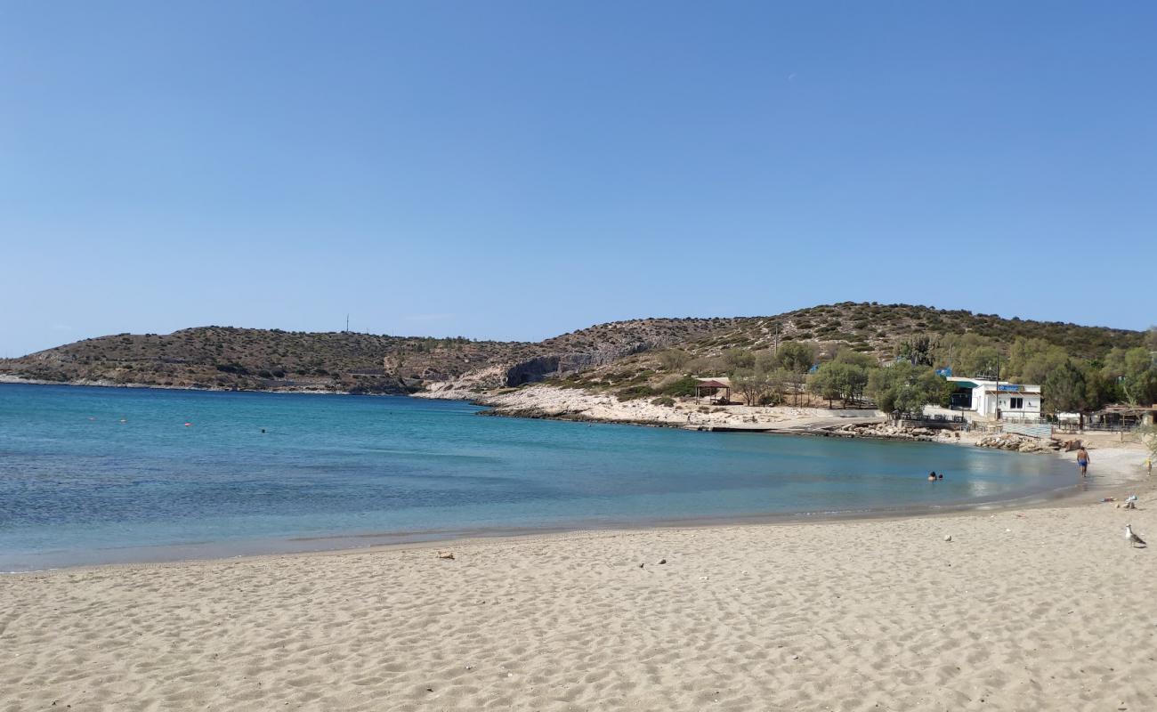 Photo de Paralia Agia Marina avec sable brun de surface