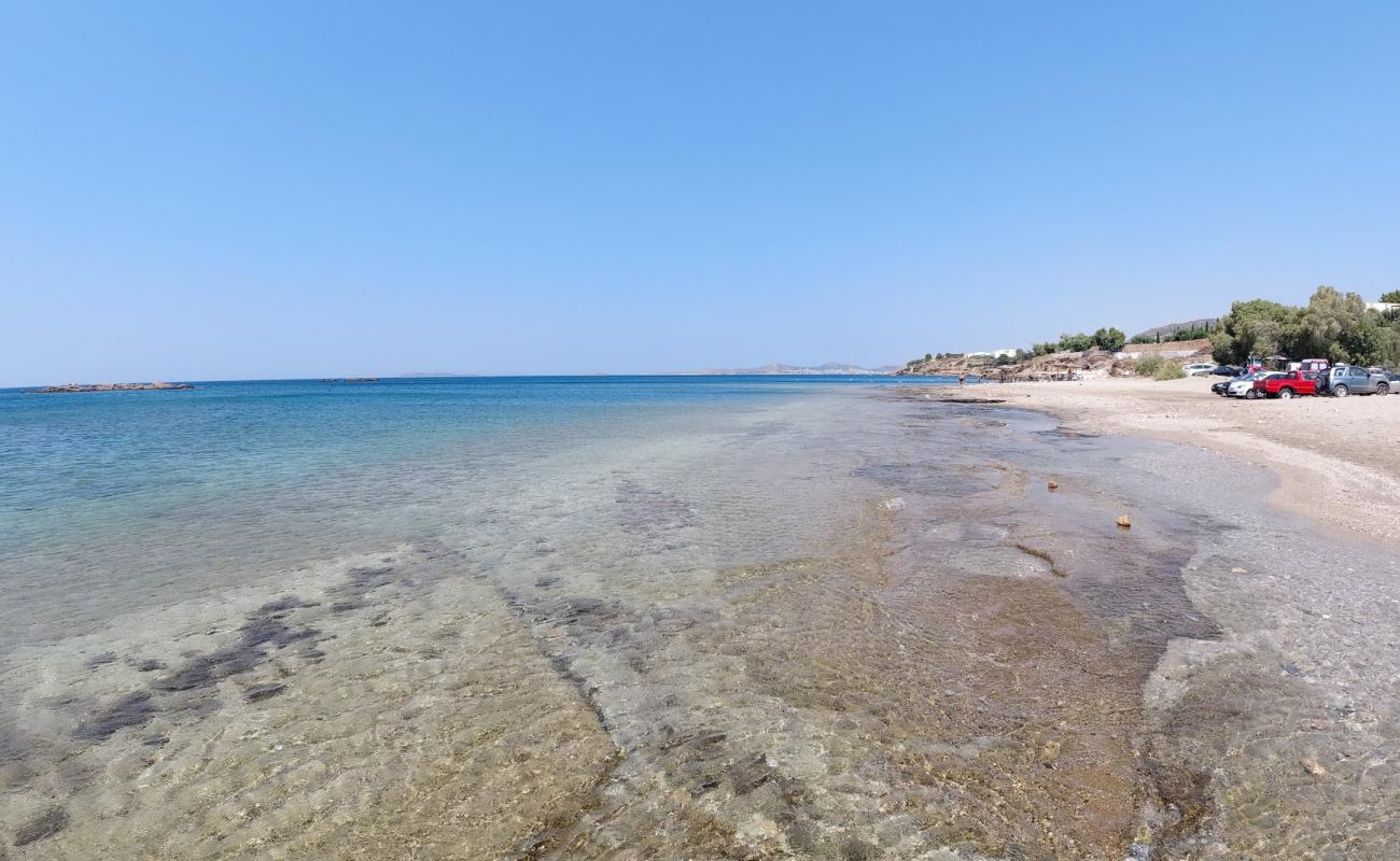 Photo de Paralia Agios Nikolaos avec sable brillant et rochers de surface