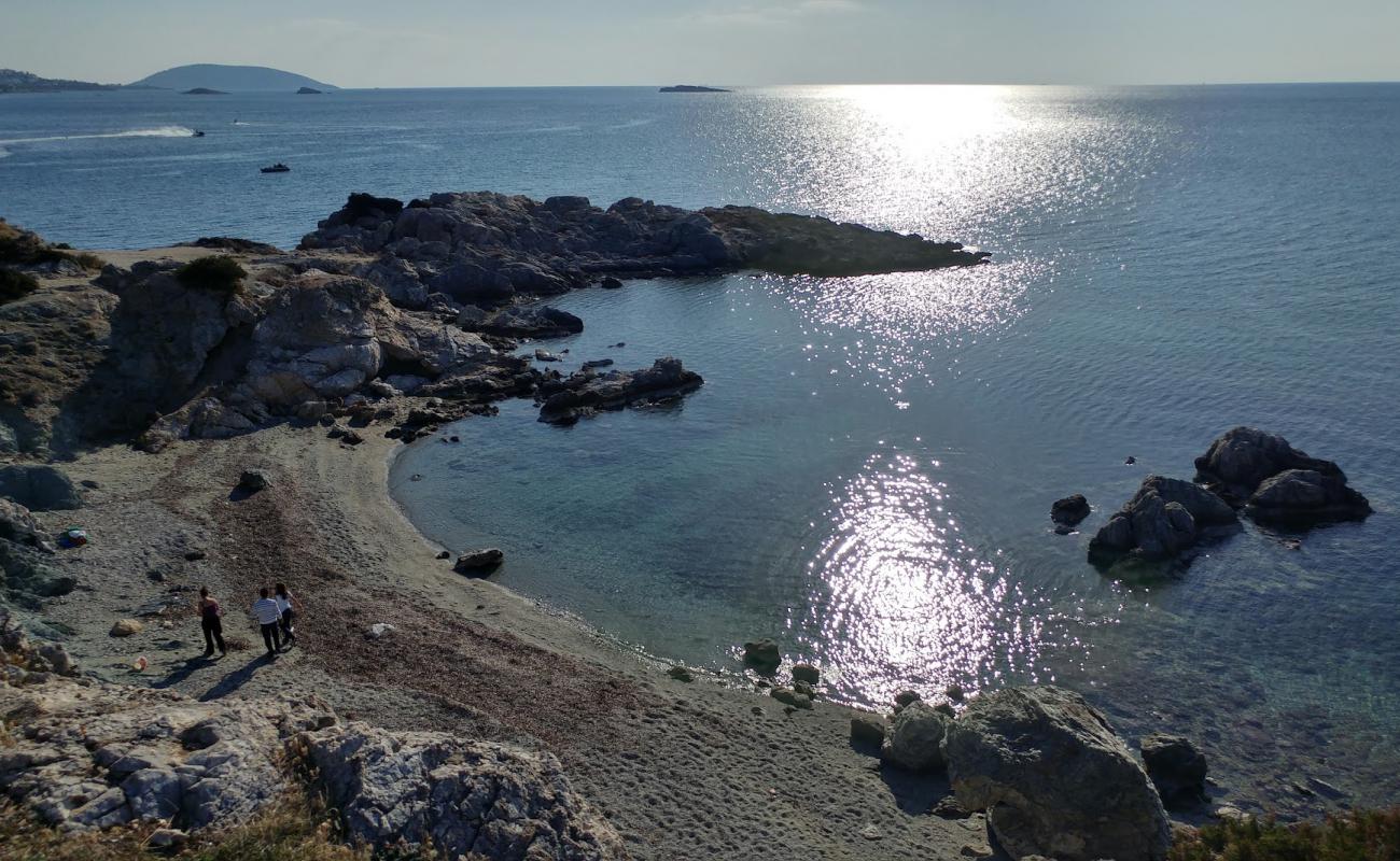 Photo de Paralia Kolpiskos avec sable brun & rochers de surface