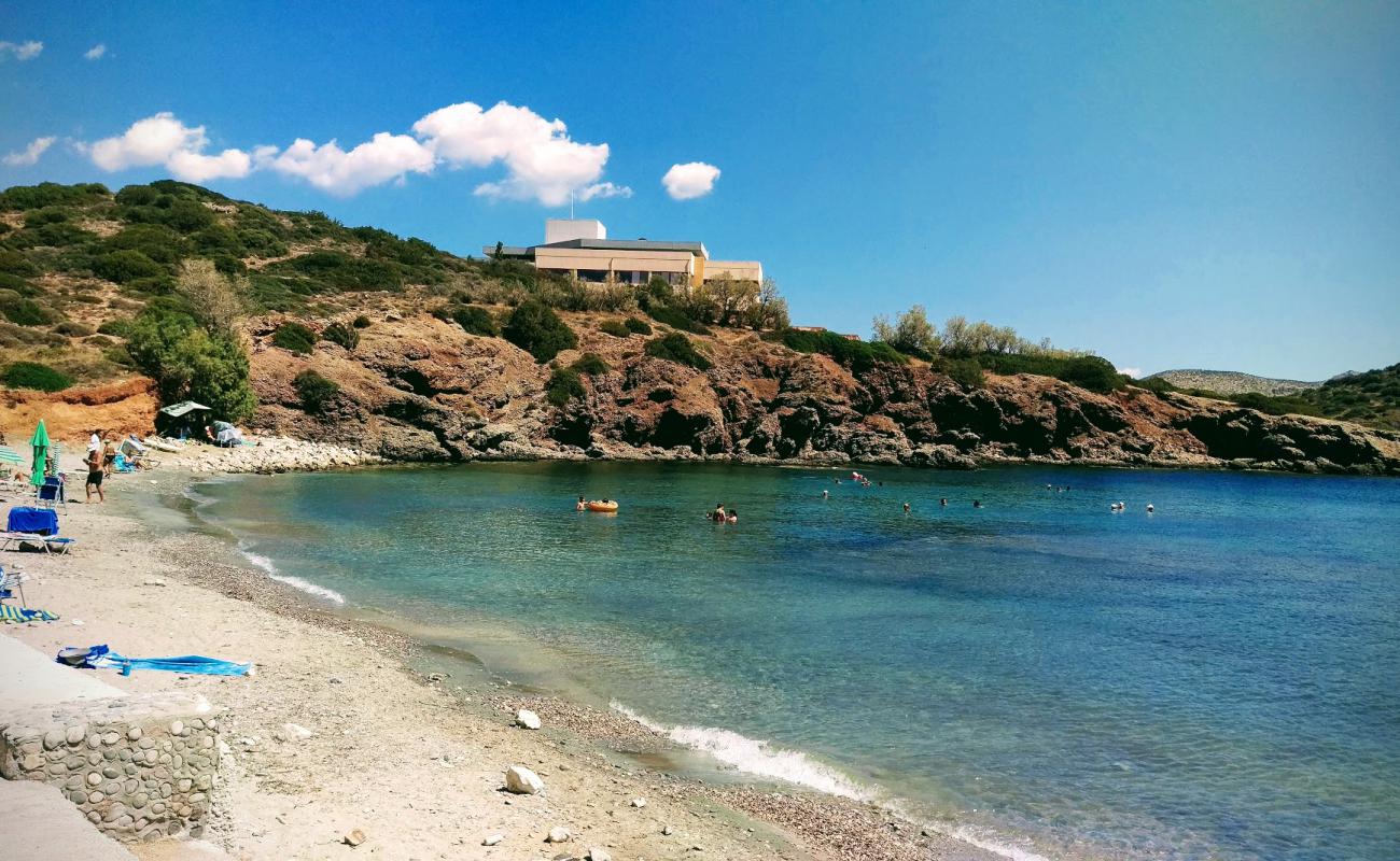 Photo de Paralia Anavissos avec sable brillant et rochers de surface