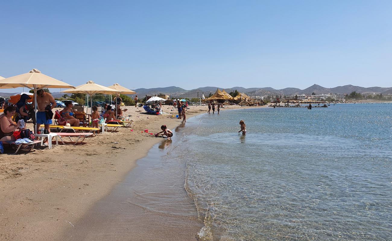 Photo de Paralia Anavissou avec sable brun de surface