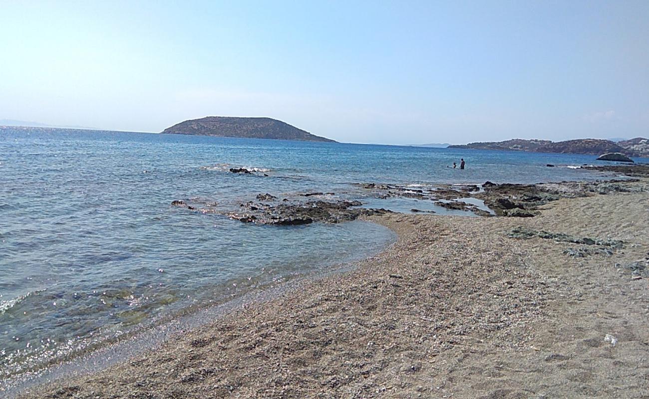 Photo de Paralia Thimari II avec petits galets beige de surface