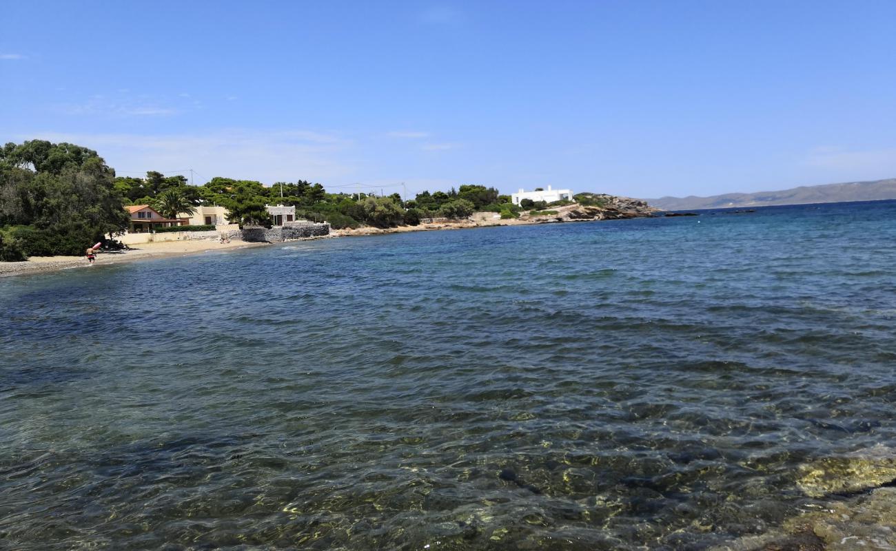 Photo de Kavatza beach avec sable noir avec caillou de surface