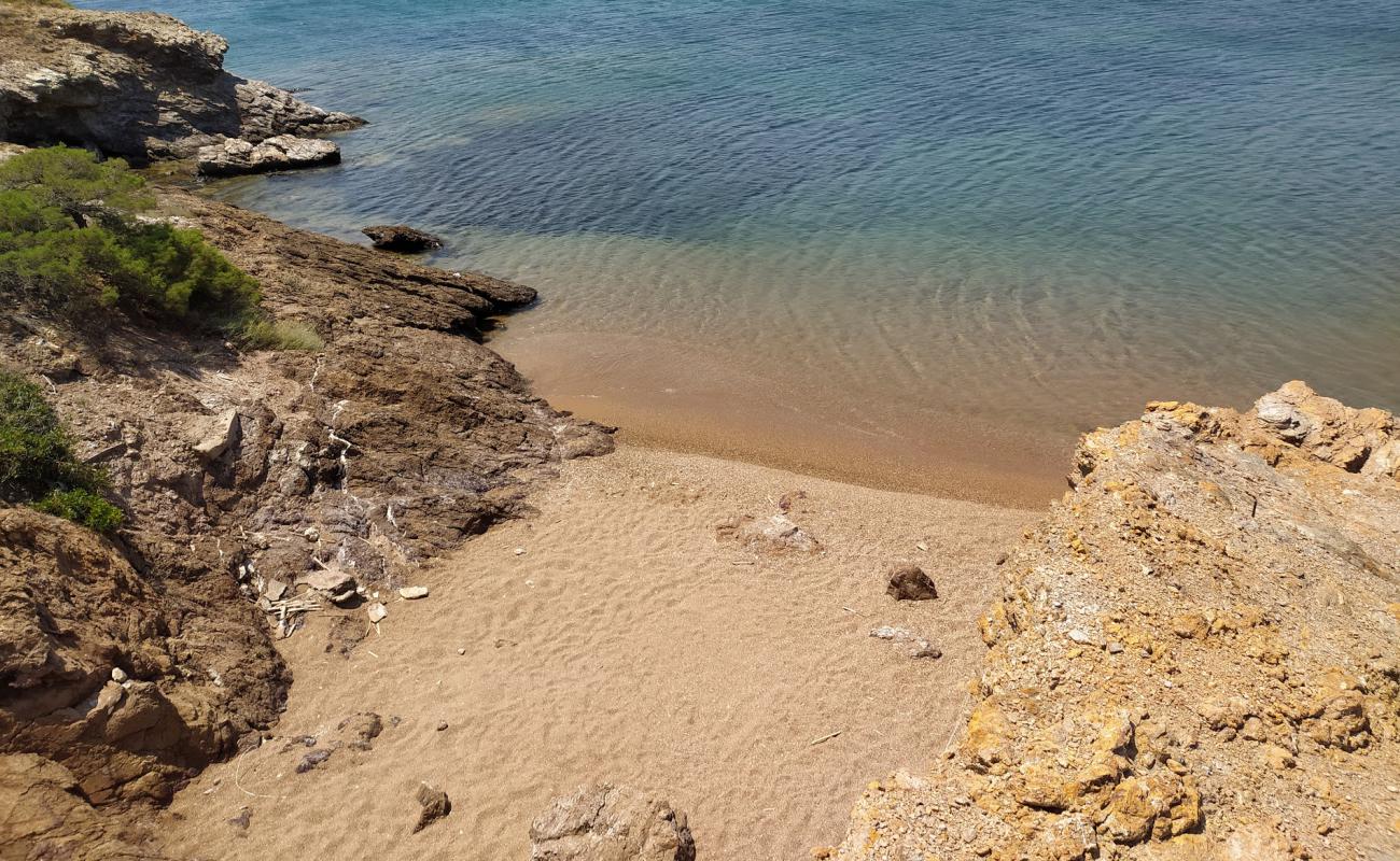 Photo de Mini beach avec sable brun de surface