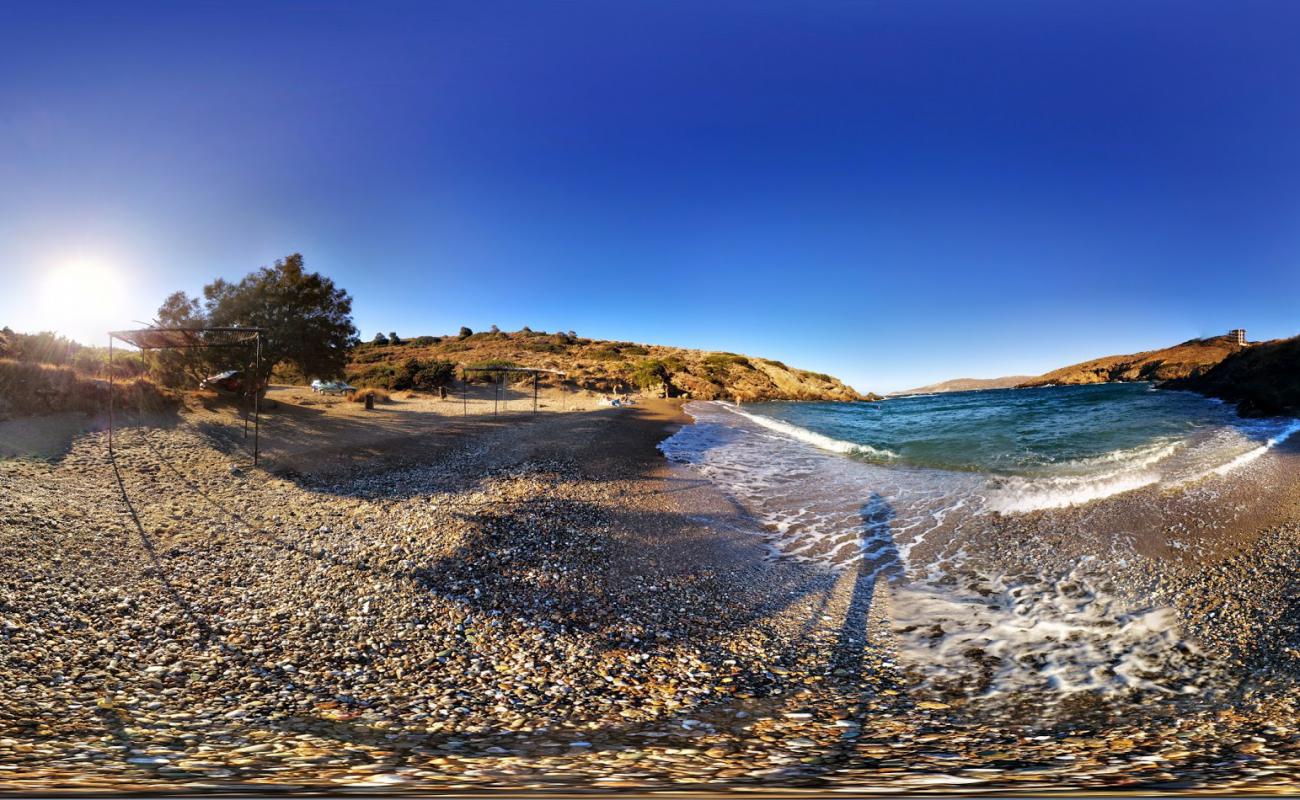 Photo de Panorama Mikrolimanou avec sable noir avec caillou de surface