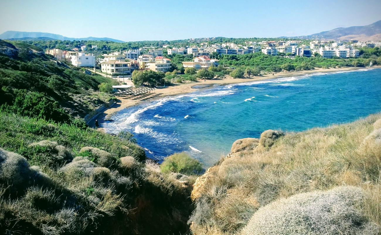 Photo de Marikes Beach avec sable beige & pierres de surface