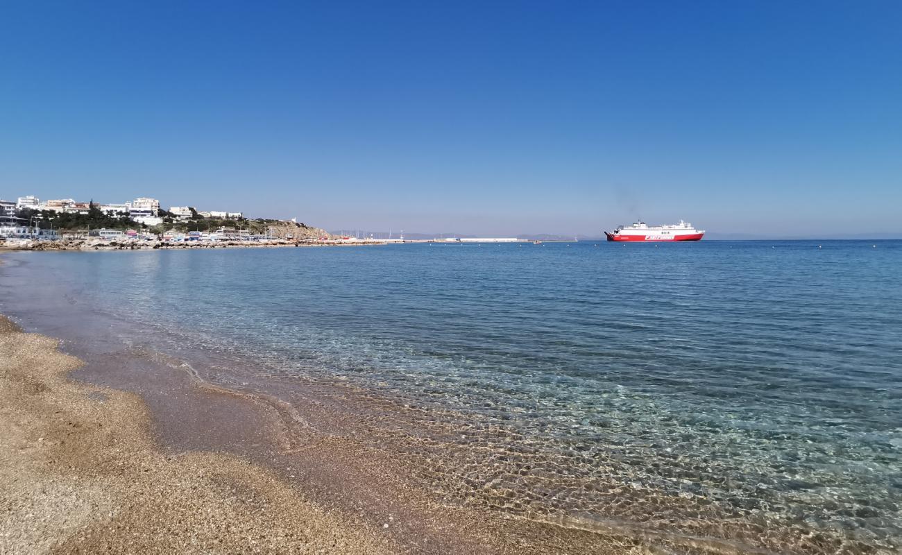 Photo de Paralia Rafinas Port avec sable beige de surface