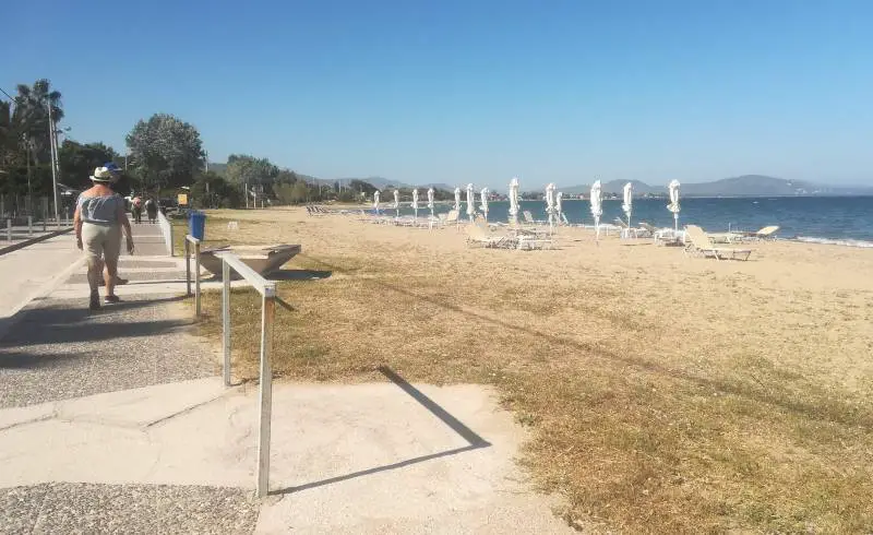 Photo de Nea Makri Beach avec sable beige & pierres de surface