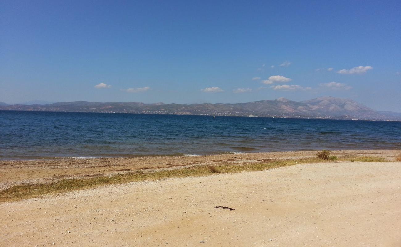 Photo de Paralia Pigadakia avec sable noir avec caillou de surface