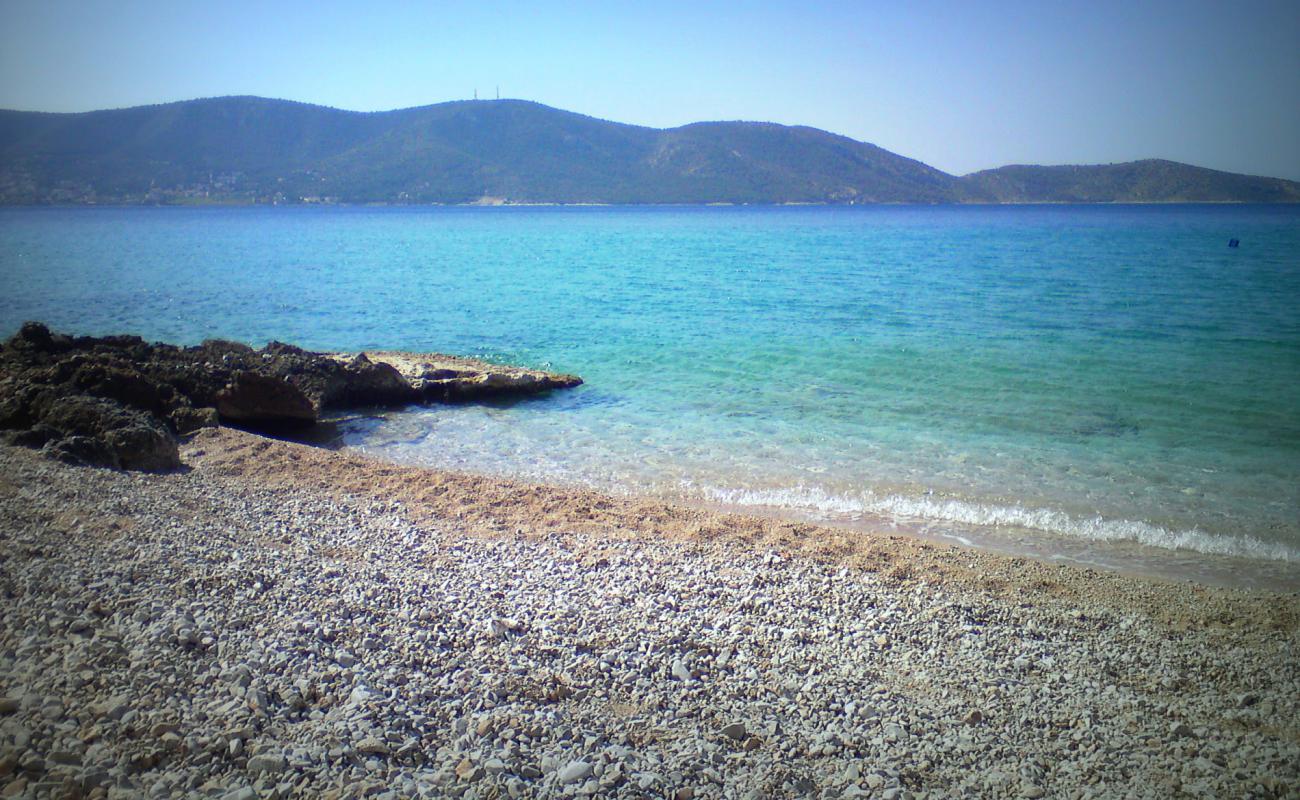 Photo de Kithiron beach avec petits galets beige de surface