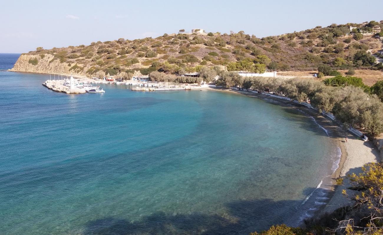 Photo de Patitiri beach avec sable noir avec caillou de surface