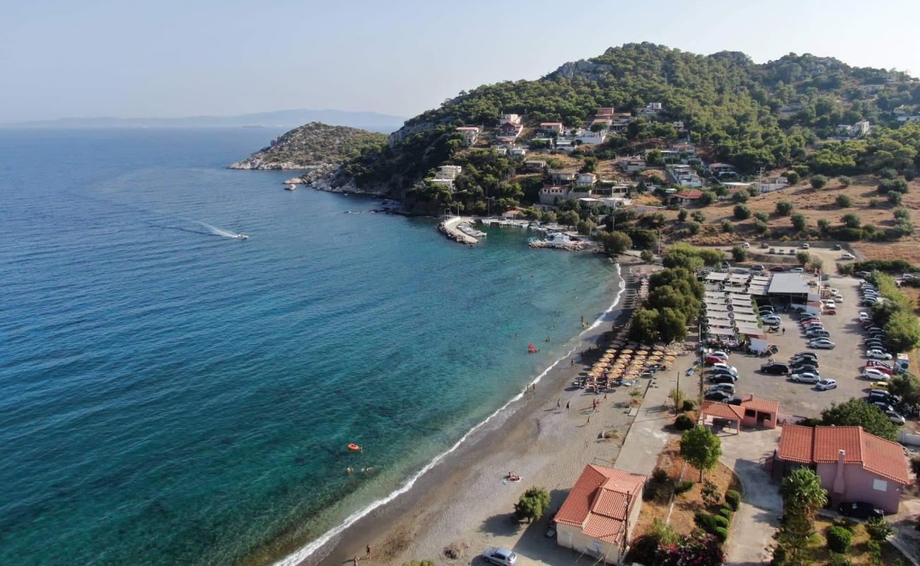 Photo de Paralia Perani avec sable brun avec roches de surface