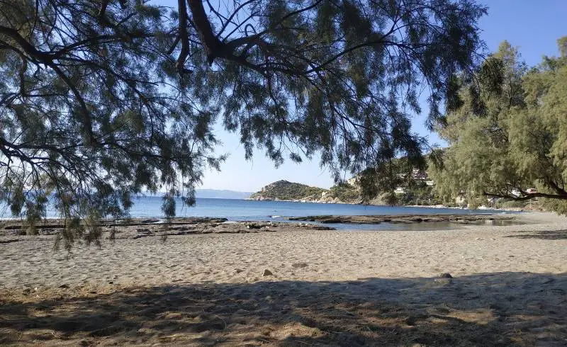 Photo de Paralia Perani II avec sable brun avec roches de surface