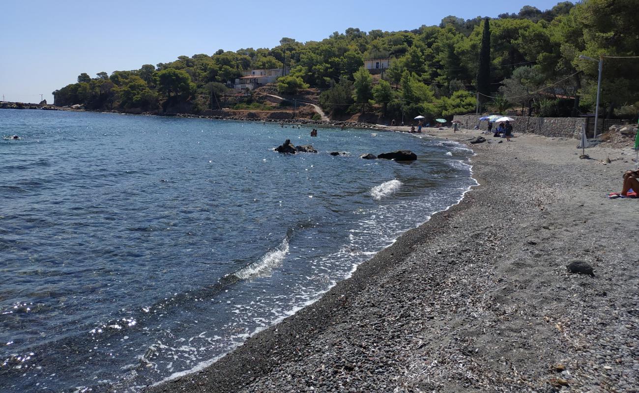 Photo de Paralia Portes avec sable brun avec roches de surface