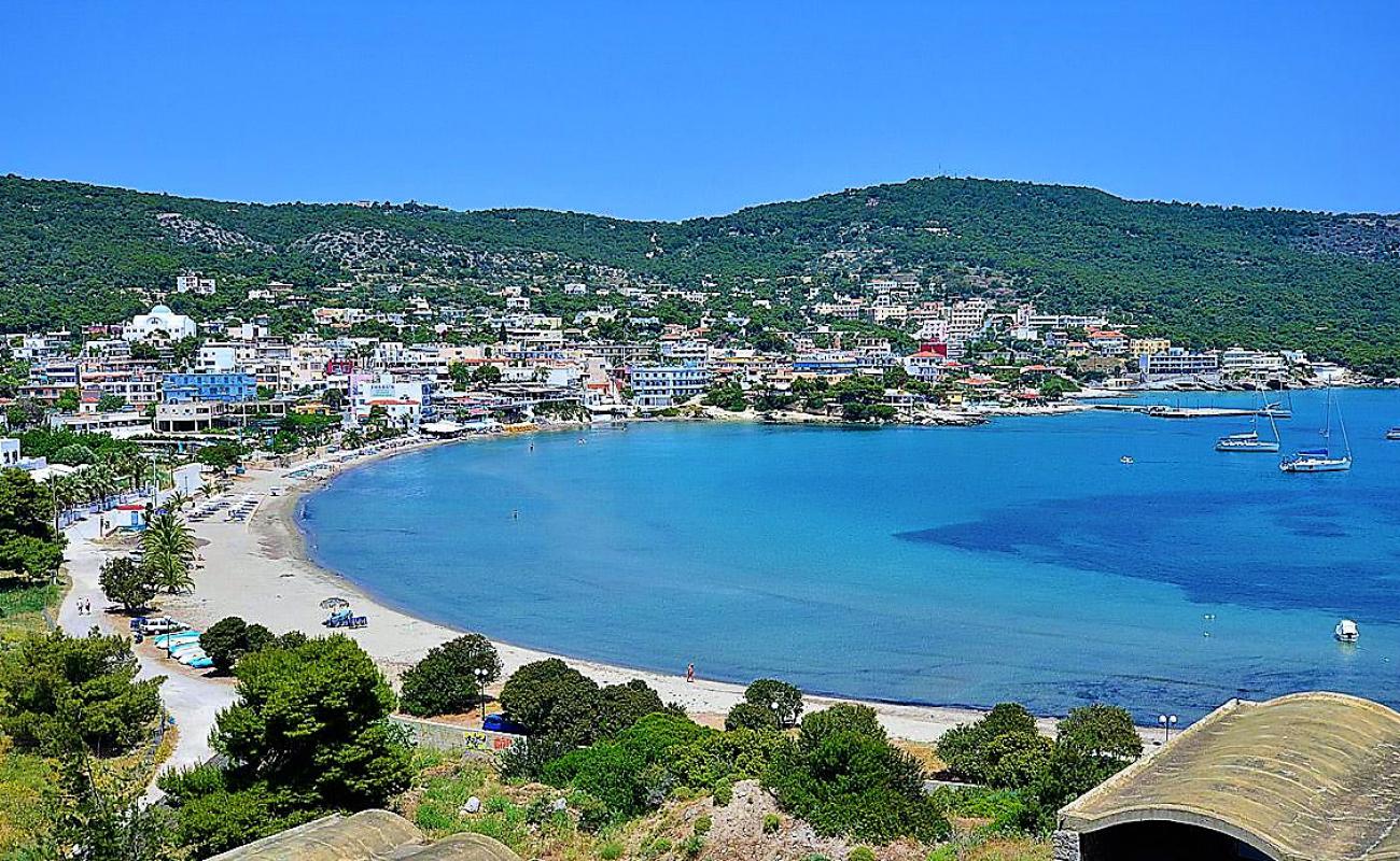 Photo de Agia Marina Beach avec sable lumineux de surface