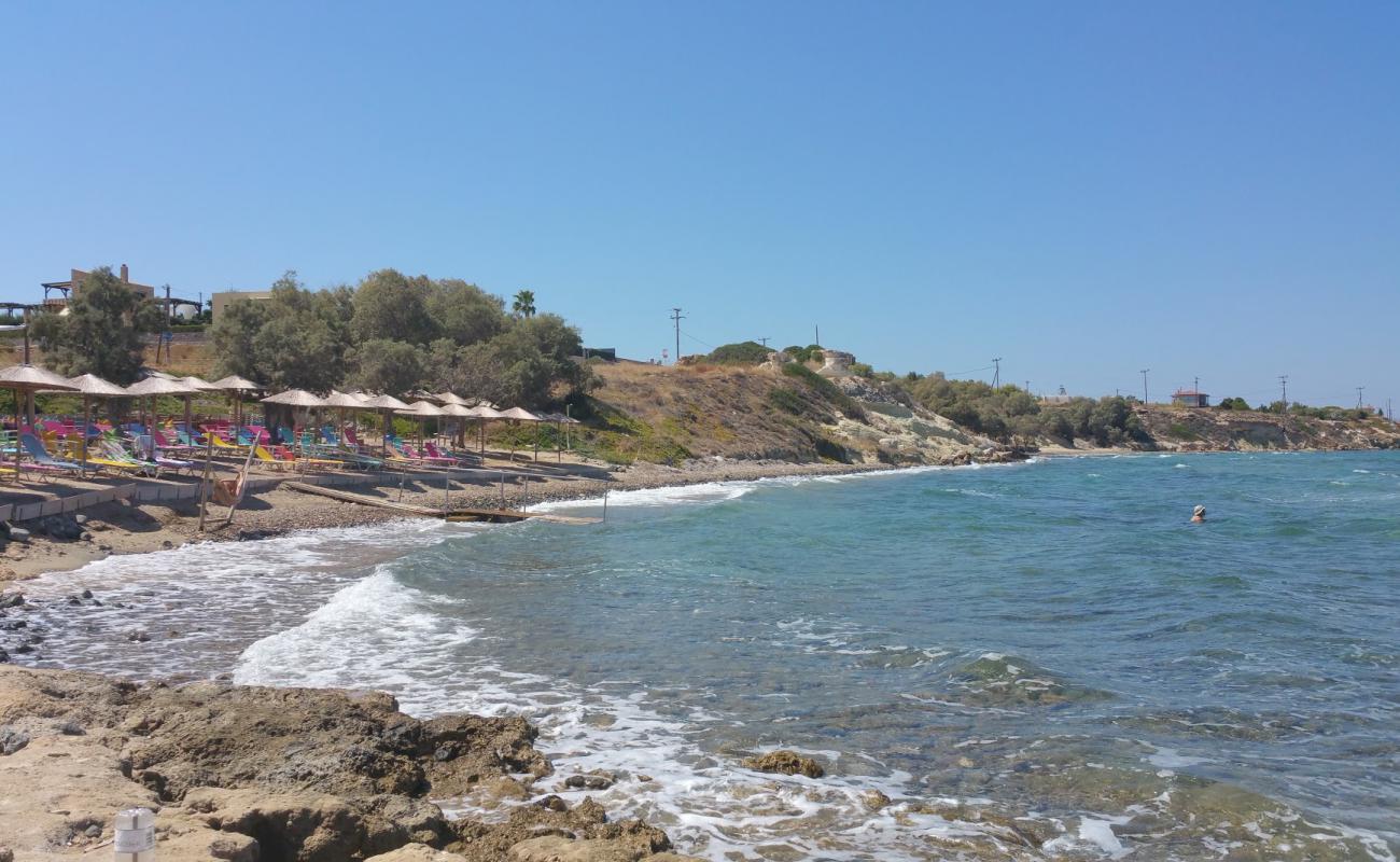 Photo de Kamares beach avec sable brun avec roches de surface