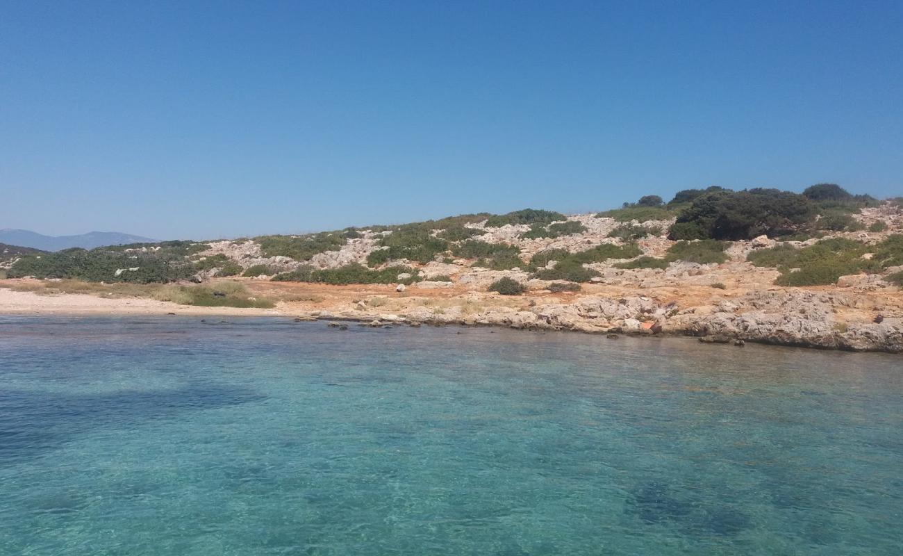 Photo de Paralia Ledou avec sable brun & rochers de surface