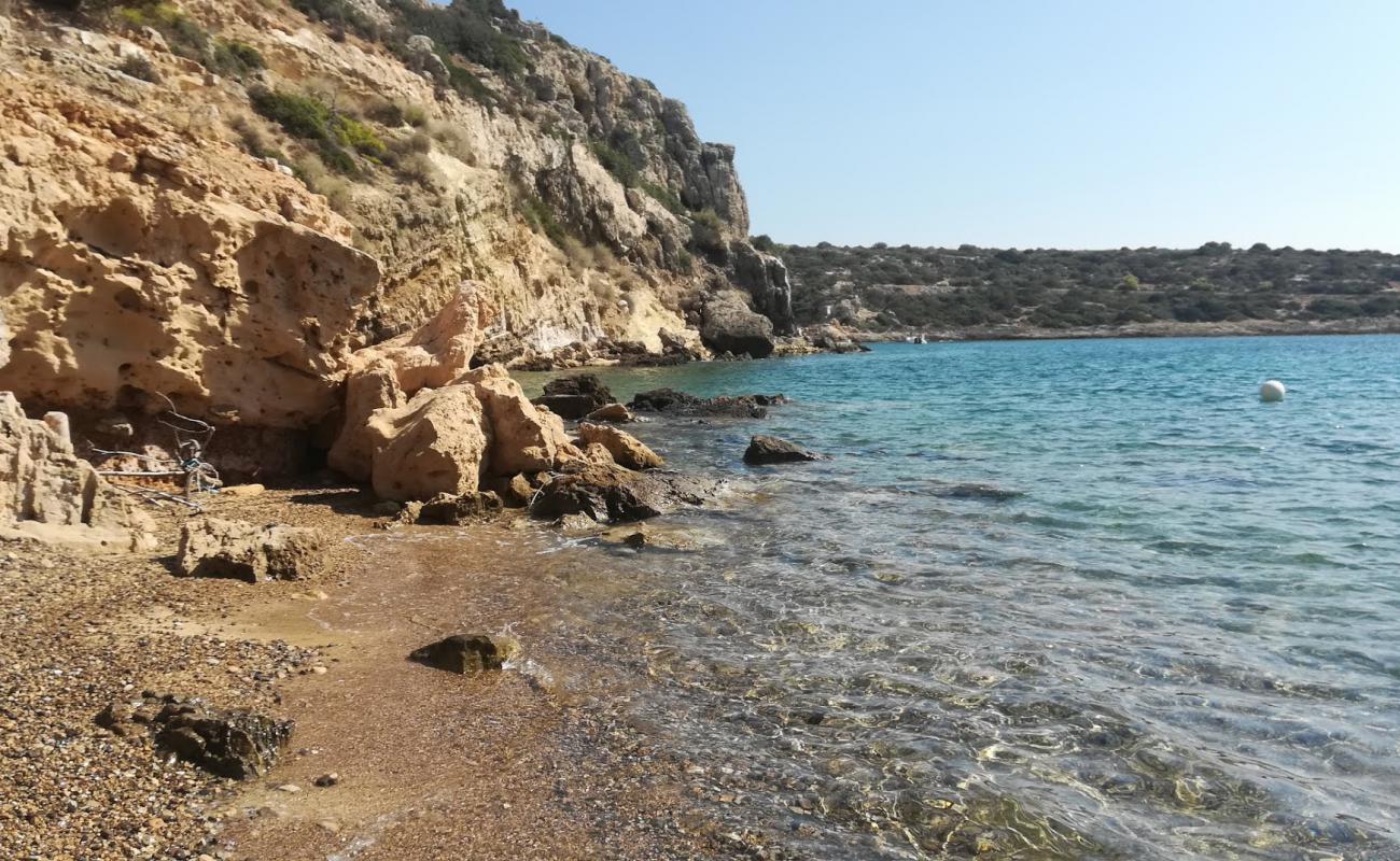 Photo de Paralia Fleves avec sable brun avec roches de surface