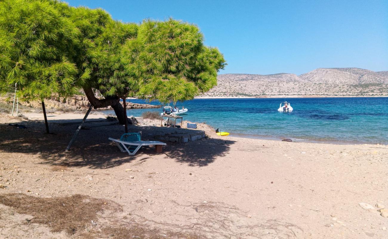 Photo de Paralia Patroklou IV avec sable brun & rochers de surface