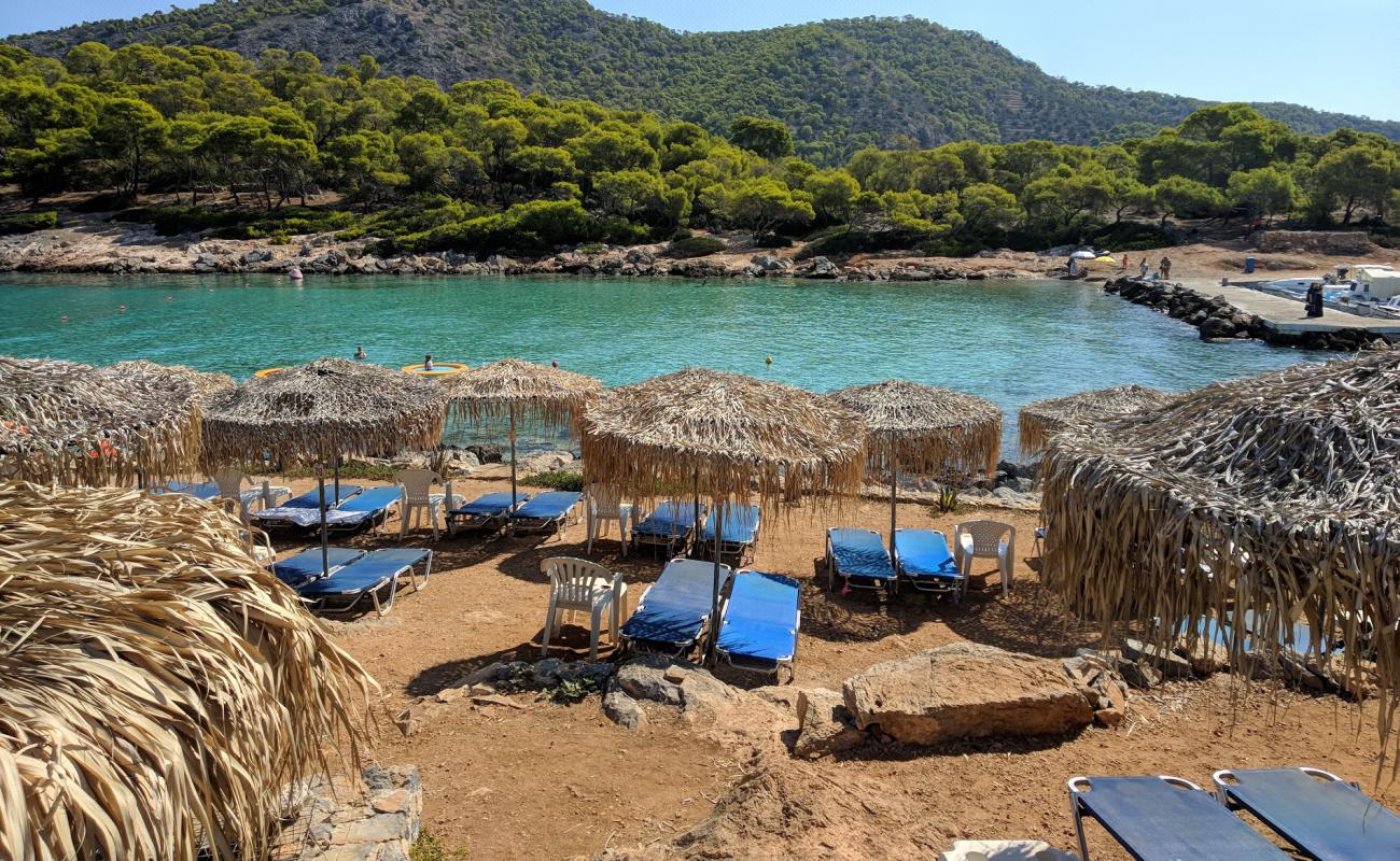 Photo de Paralia Aponisos avec sable brillant et rochers de surface