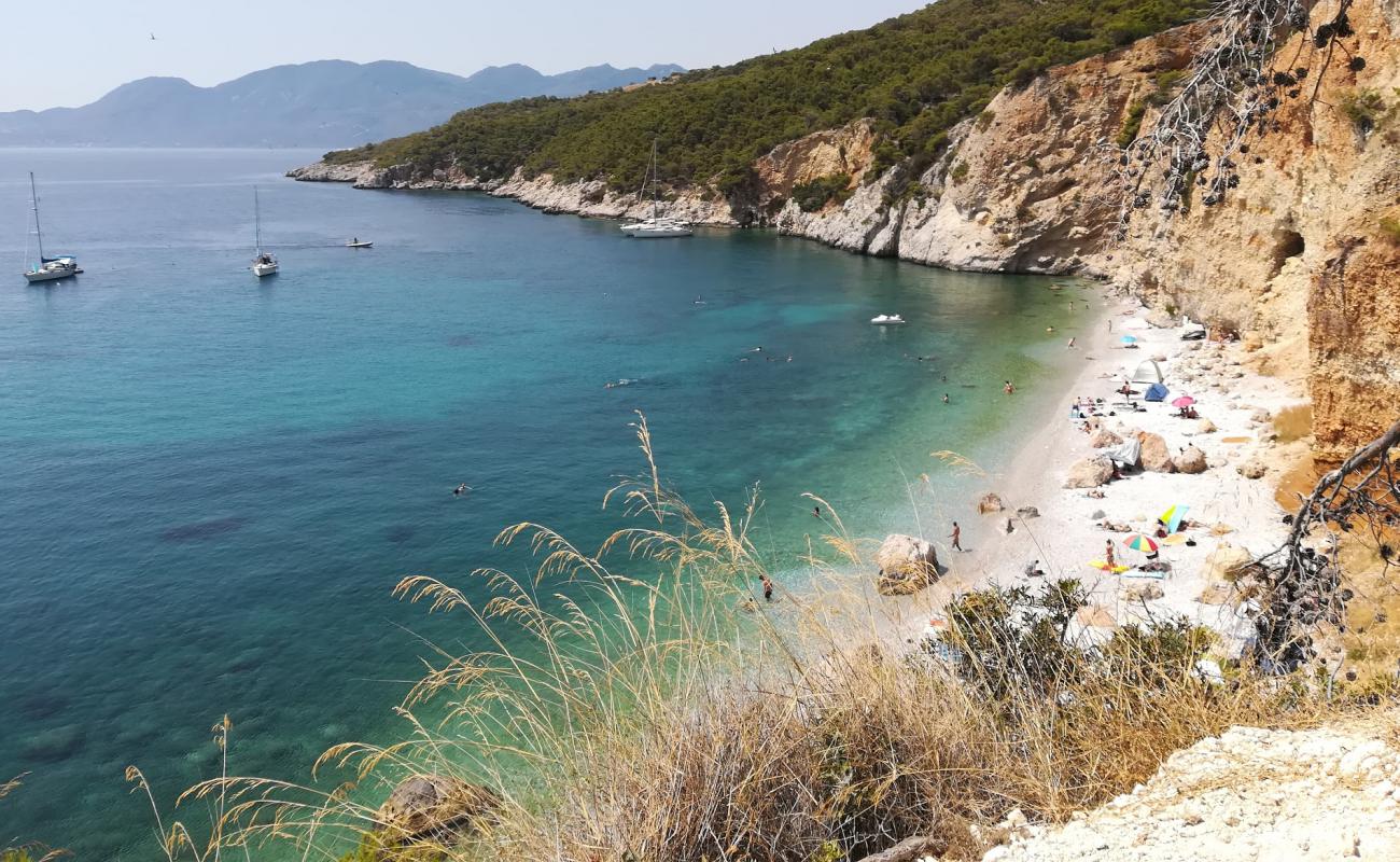 Photo de Plage de Chalikiada avec galets beige de surface