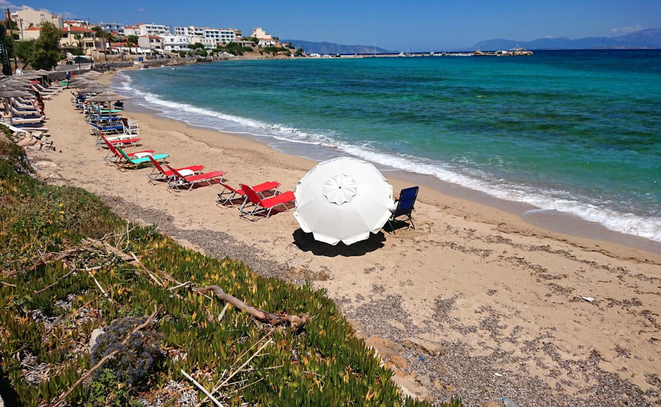 Photo de Paralia Magalochori avec sable brun de surface