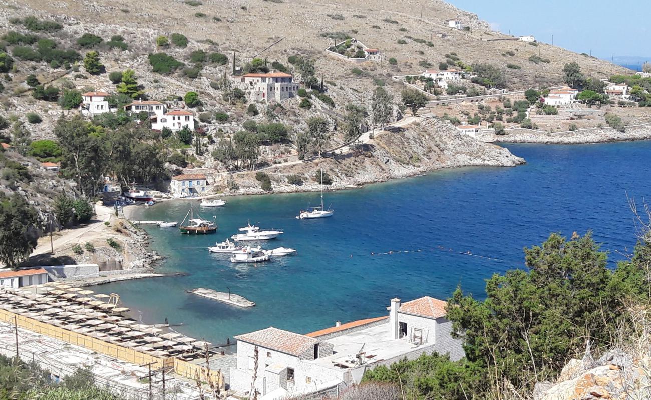 Photo de Paralia Mandraki avec sable brun de surface