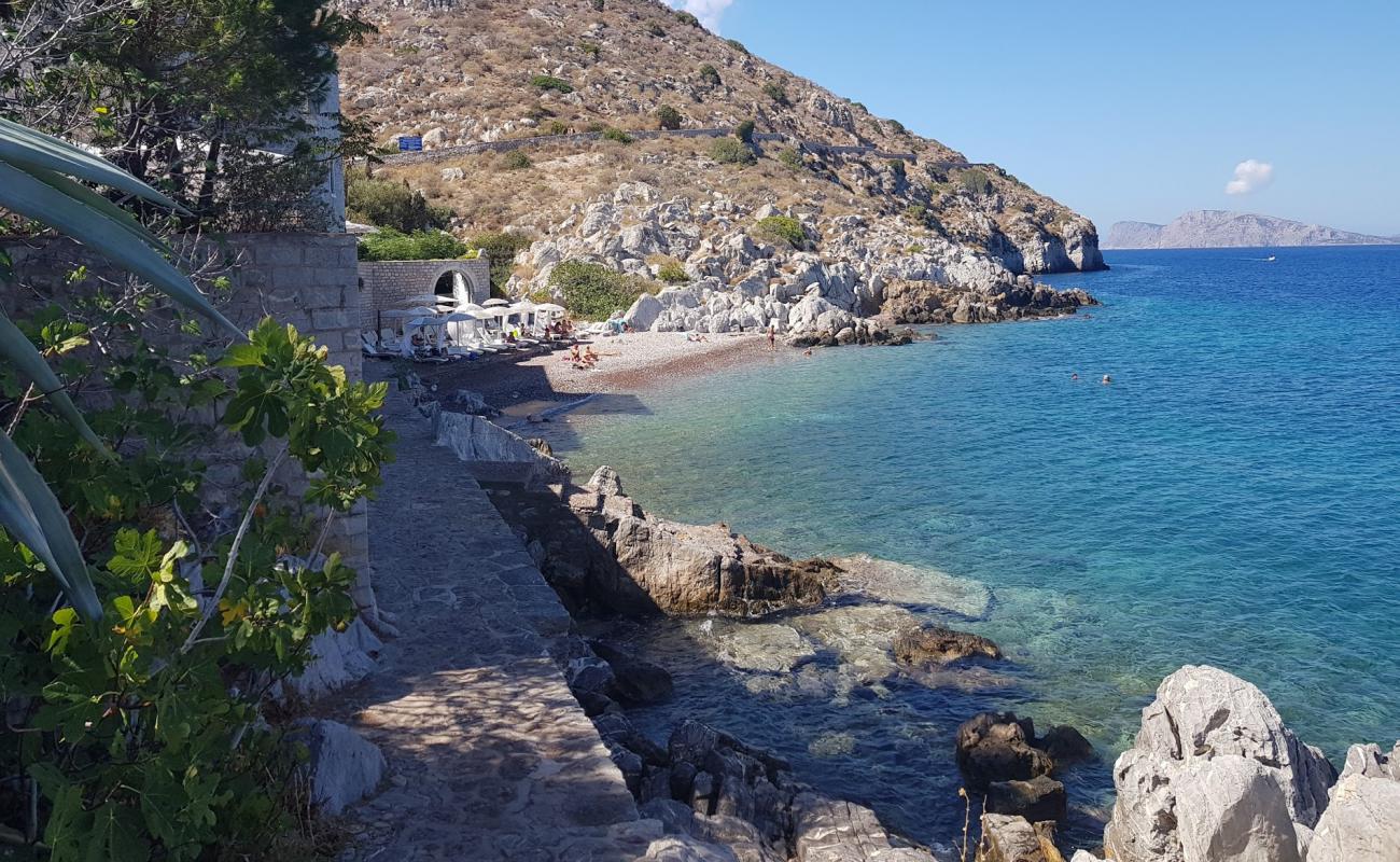 Photo de Kamini Beach avec galets bruns de surface