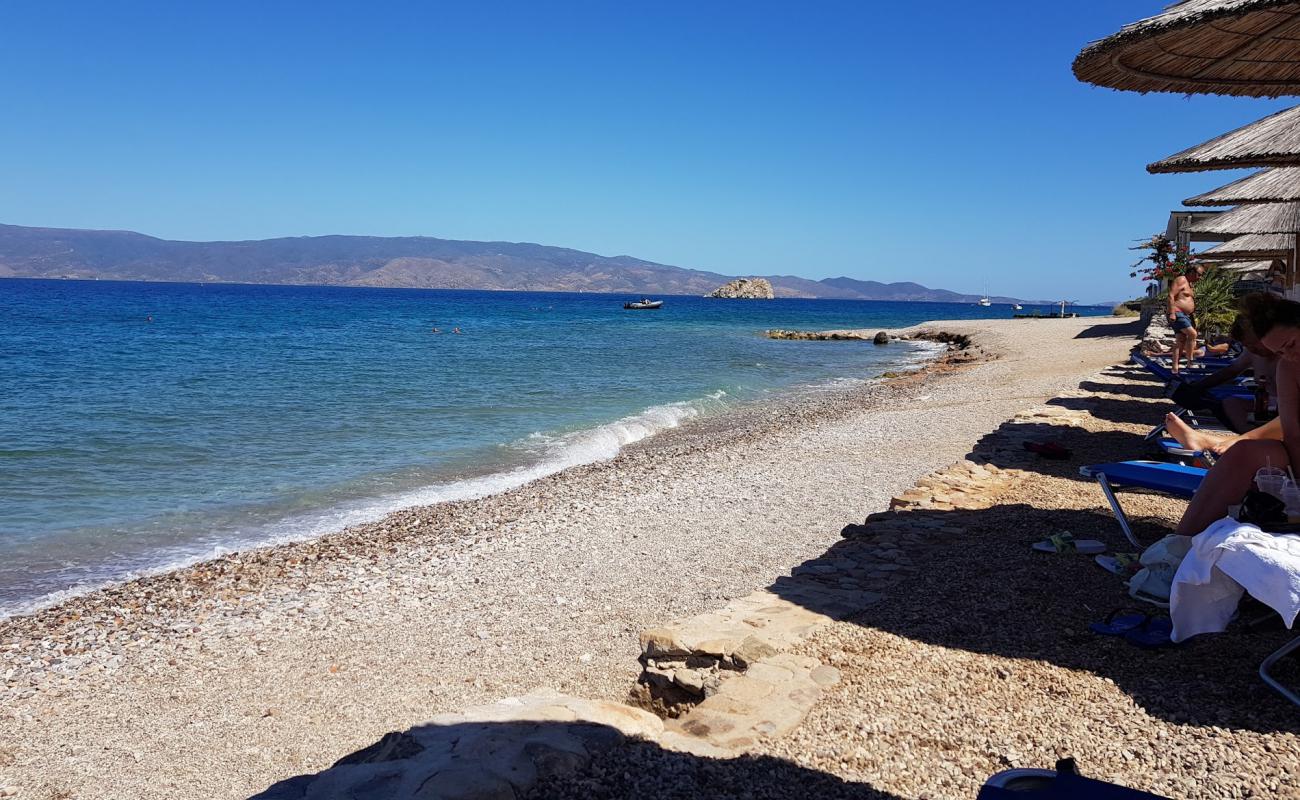 Photo de Plakes Beach avec galets beige de surface